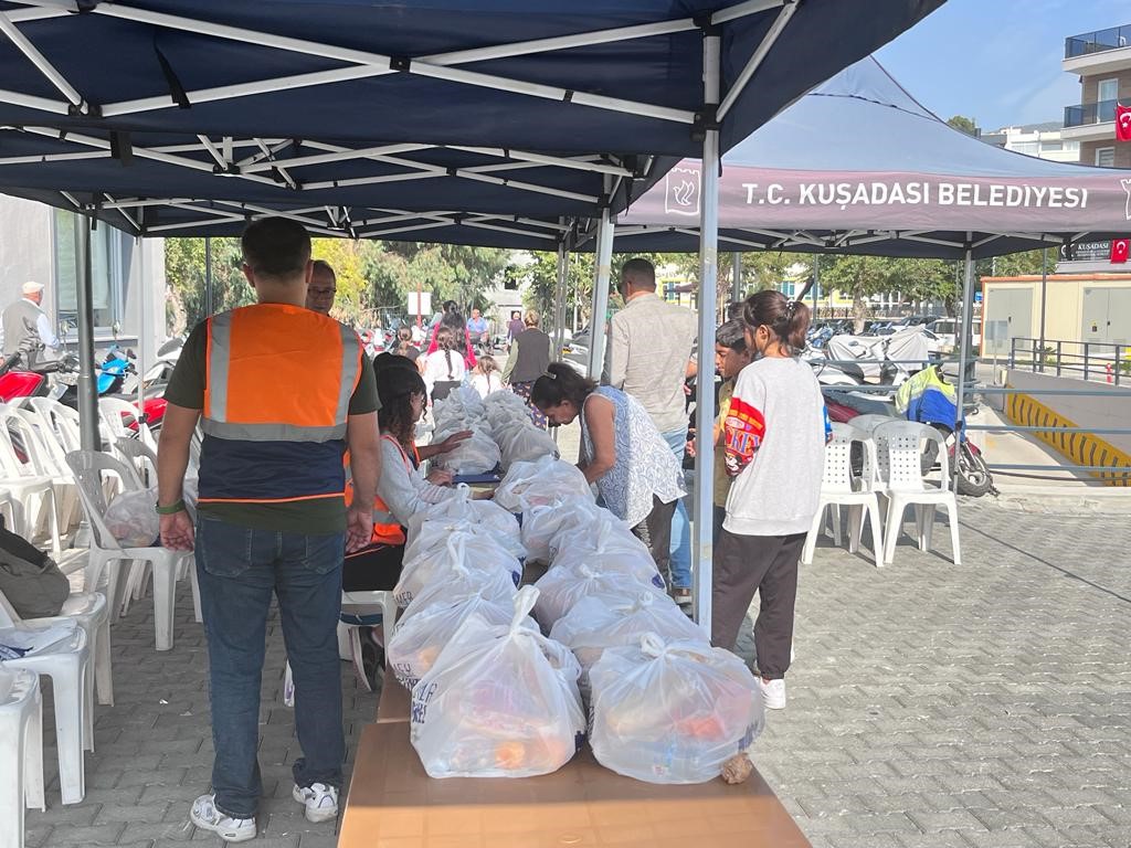 Kuşadası Belediyesi’nden 3 bin 100 öğrenciye beslenme desteği