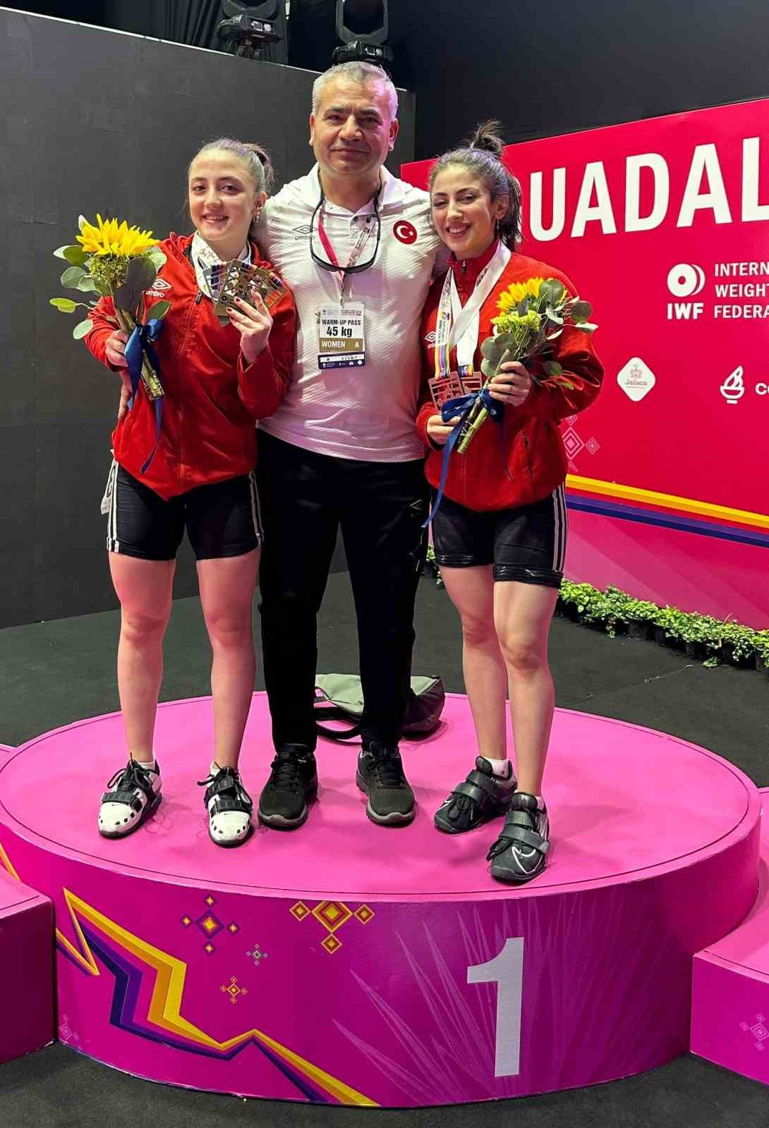 Denizlili antrenörün halterci kızları Meksika’da altın madalya kazandı