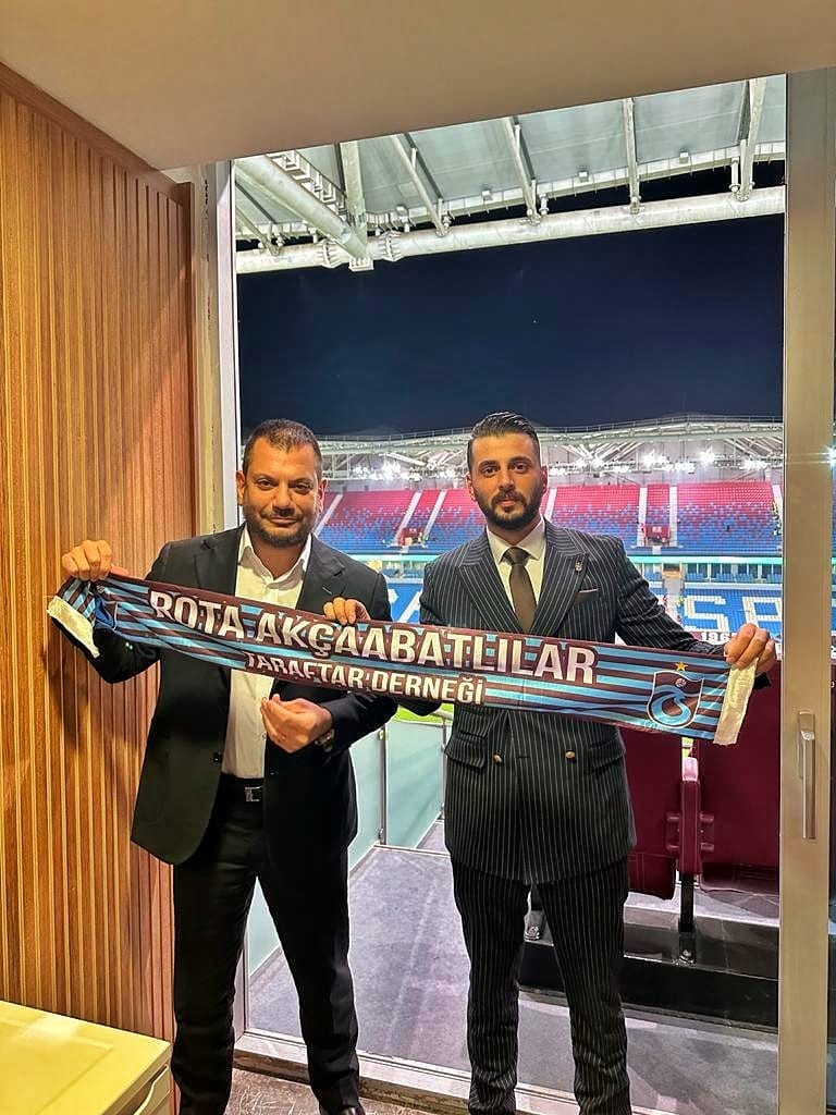 Trabzonspor Başkanı Ertuğrul Doğan’a isminin yazılı olduğu işlemeli kılıç hediye edildi