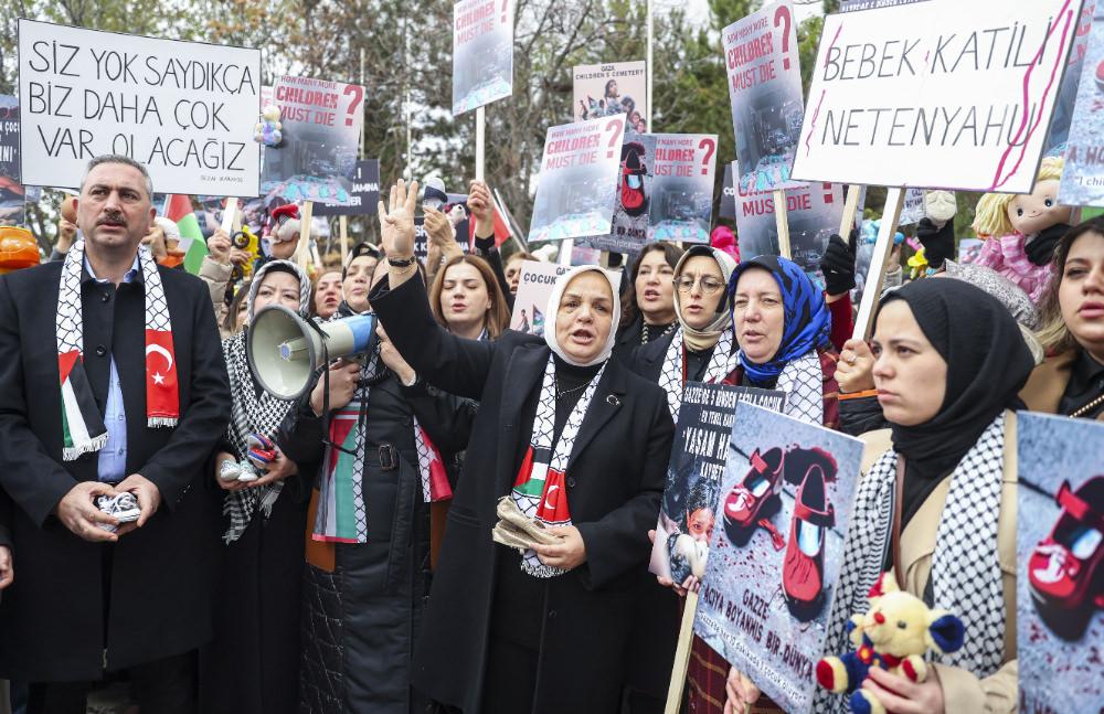AK Parti Genel Merkez Kadın Kollarından İsrail'in Ankara Büyükelçiliği konutu önünde eylem