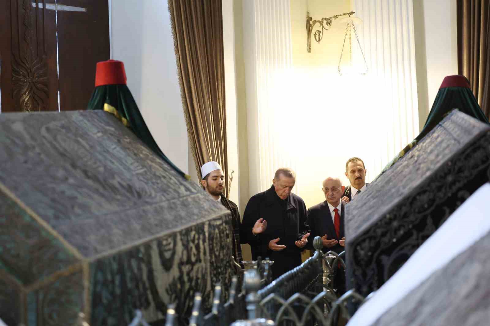 Cumhurbaşkanı Erdoğan, Sultan 2. Abdülhamid Han’ın türbesini ziyaret etti