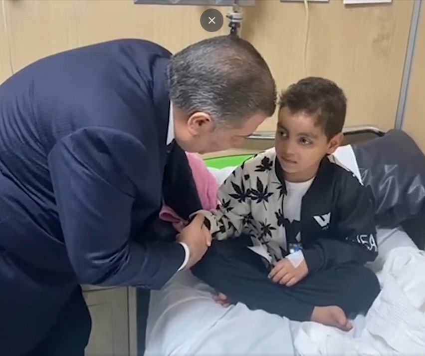 Bakan Koca, Kahire’de Gazzeli yaralı ve kanser hastası çocukları ziyaret etti