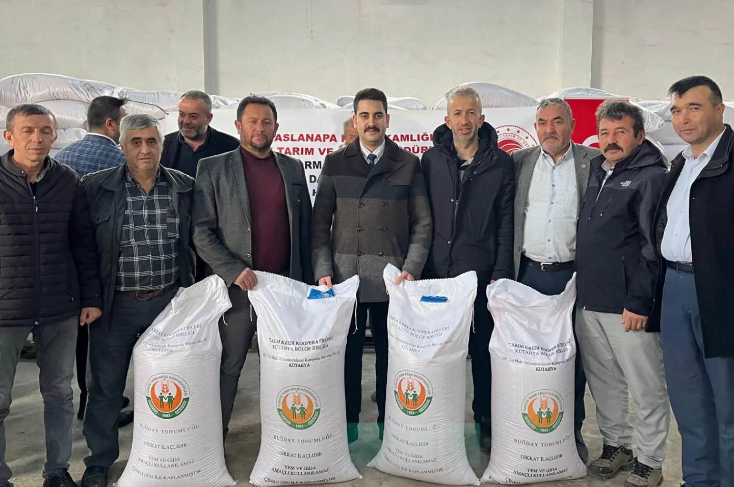 Aslanapa’da 386 çiftçiye yüzde 50 hibeli 65 ton 550 kilo buğday tohumu dağıtıldı