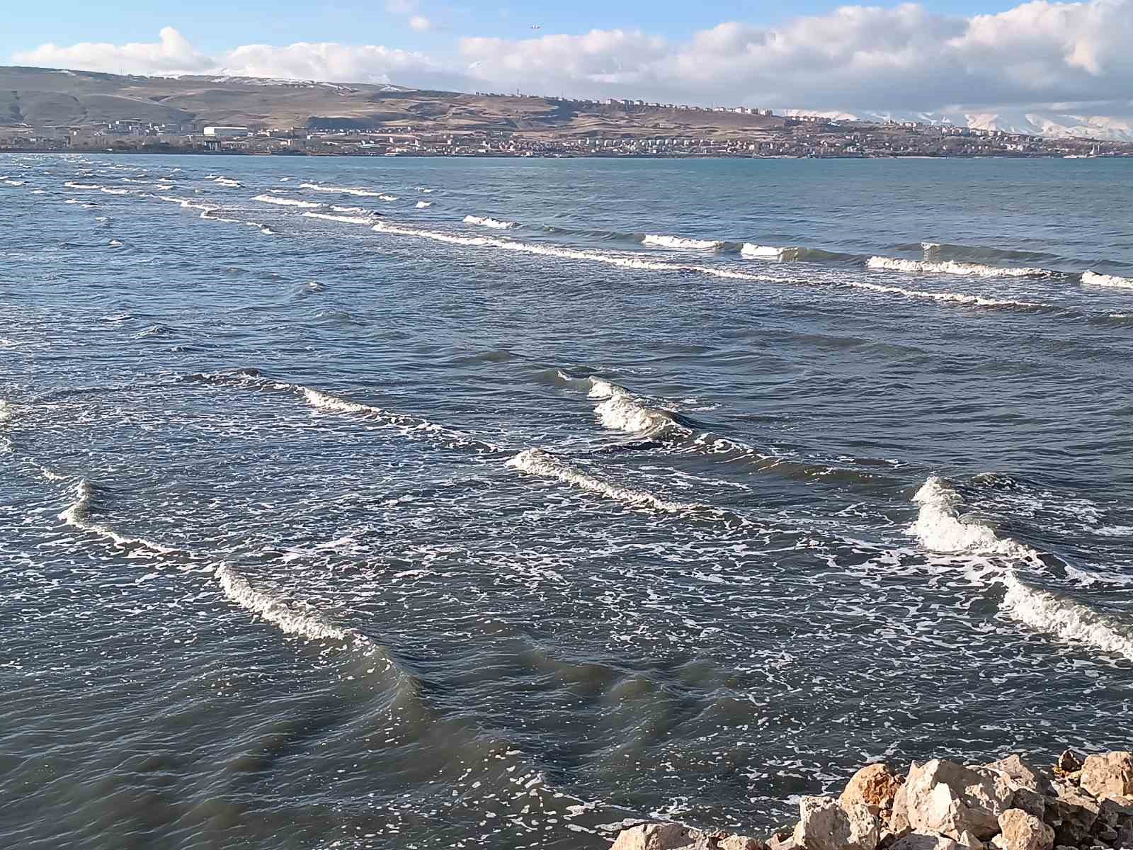 Van Gölü’nde dalgalar kartpostallık görüntüler oluşturdu