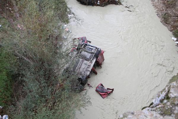 Hafif ticari araç nehre uçtu: 3 kişi hayatını kaybetti