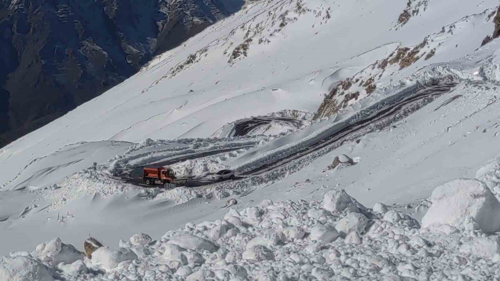 Van-Bahçesaray yolu ulaşıma açıldı