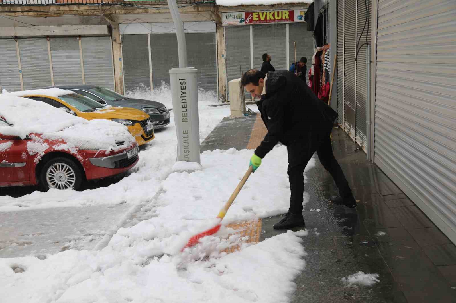 Başkale’de kar yağışı: 7 yerleşim yerinin yolu kapandı