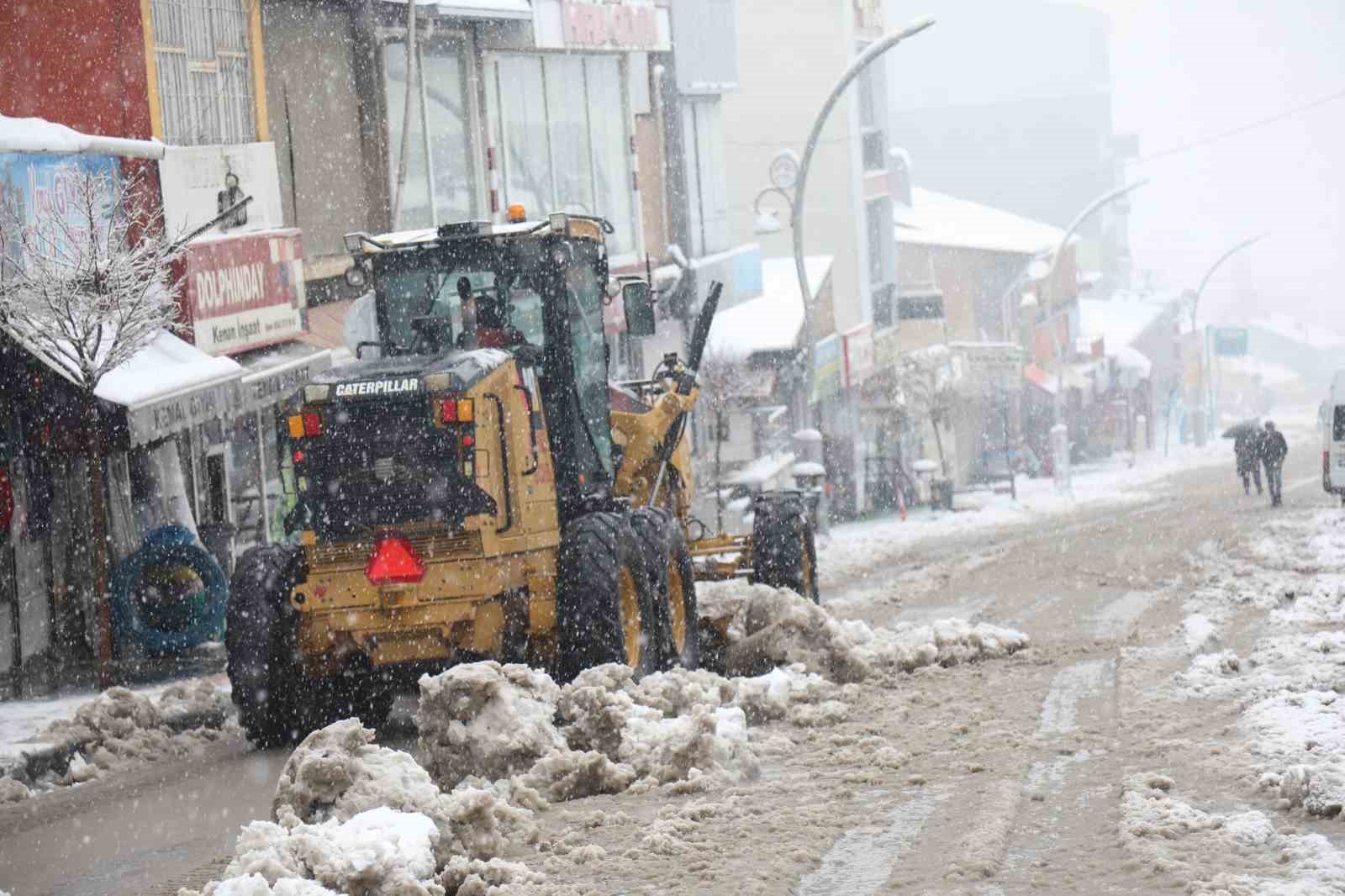 Başkale’de kar yağışı: 7 yerleşim yerinin yolu kapandı