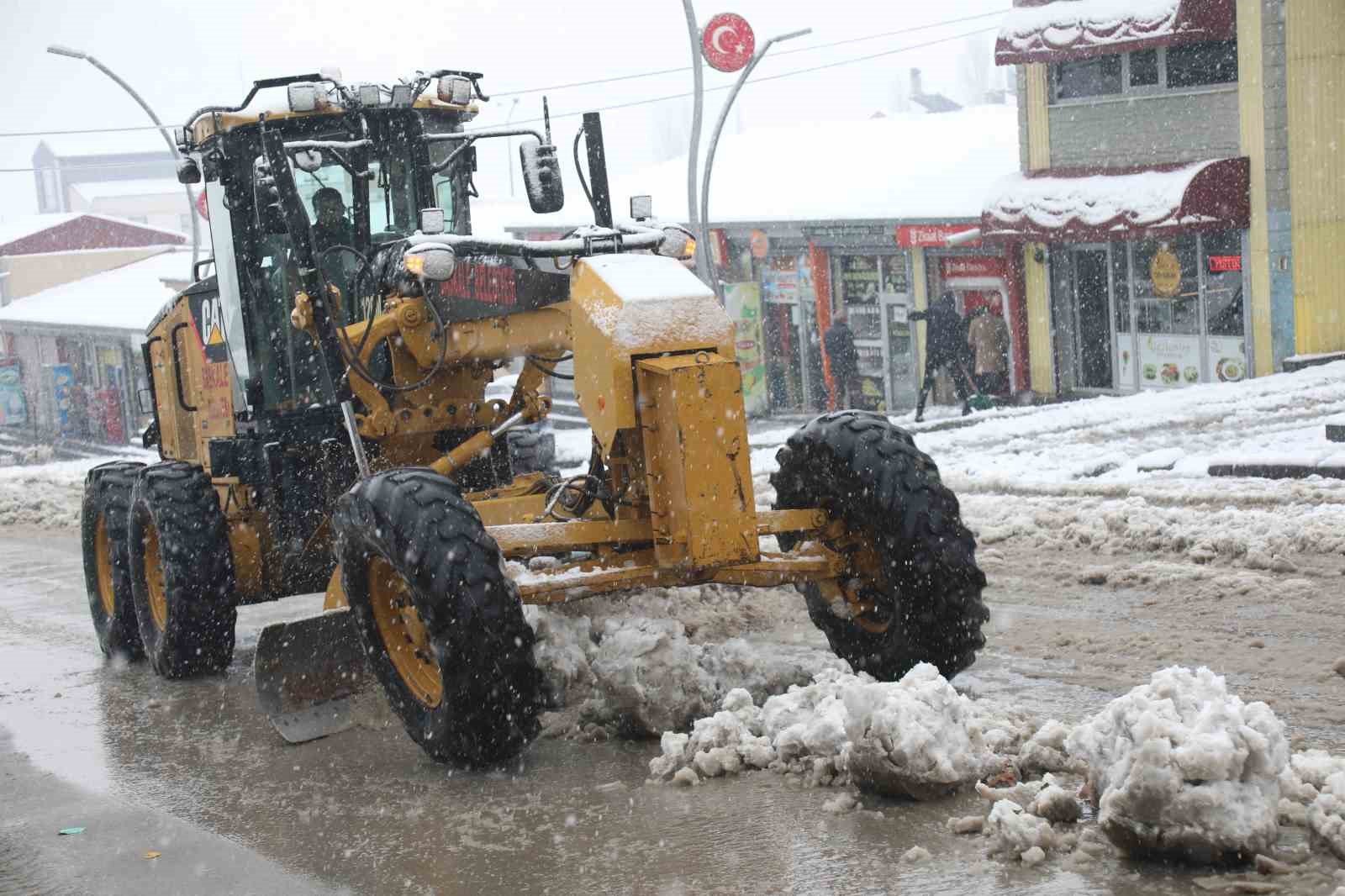 Başkale’de kar yağışı: 7 yerleşim yerinin yolu kapandı