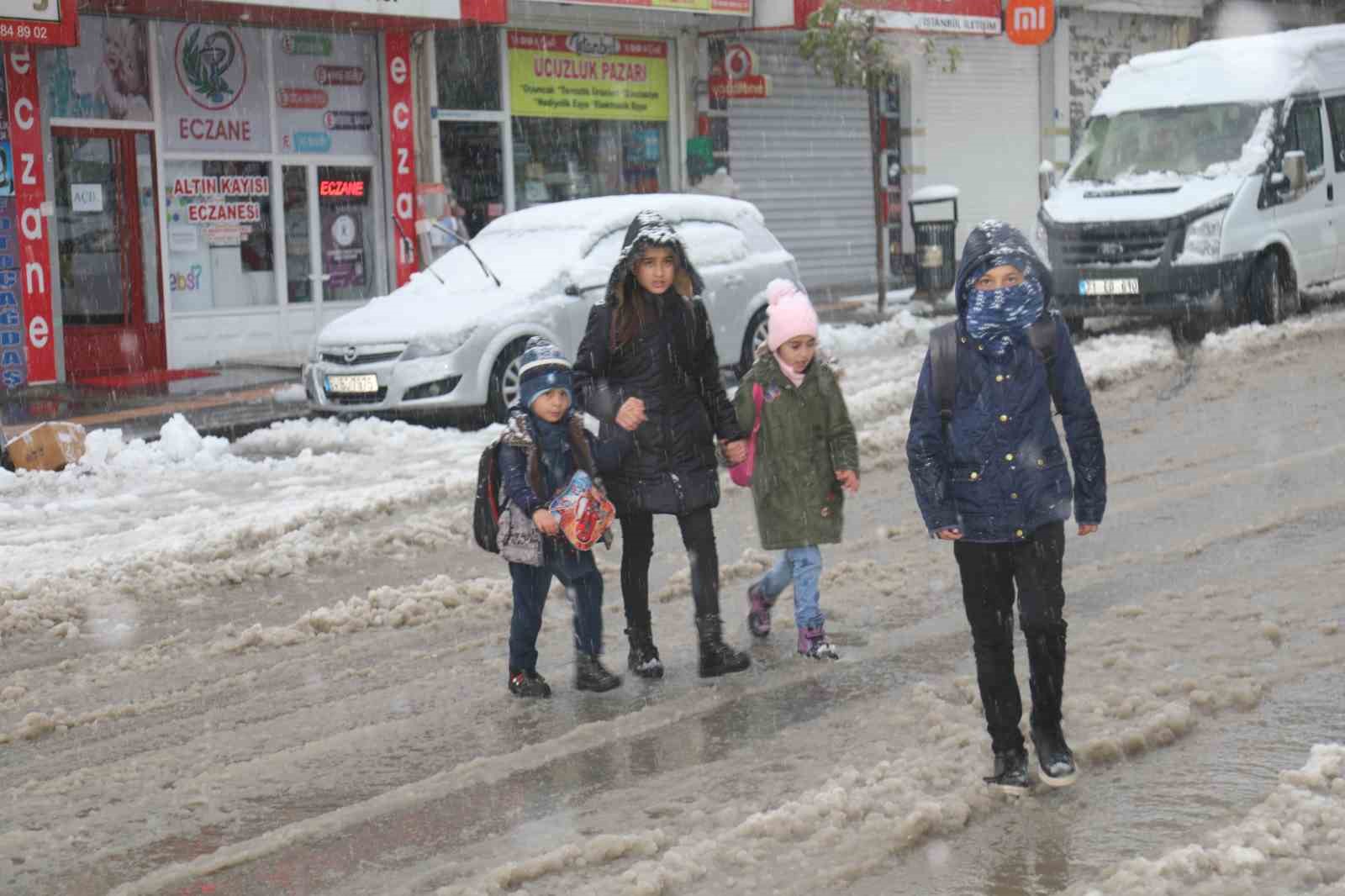 Başkale’de kar yağışı: 7 yerleşim yerinin yolu kapandı