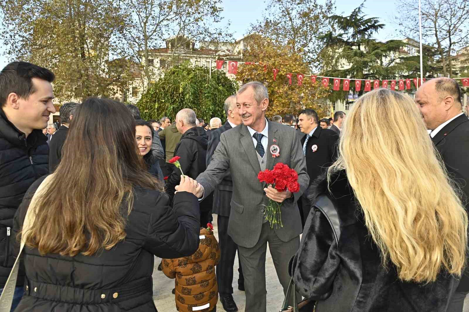 Öğretmenlere karanfil hediye etti