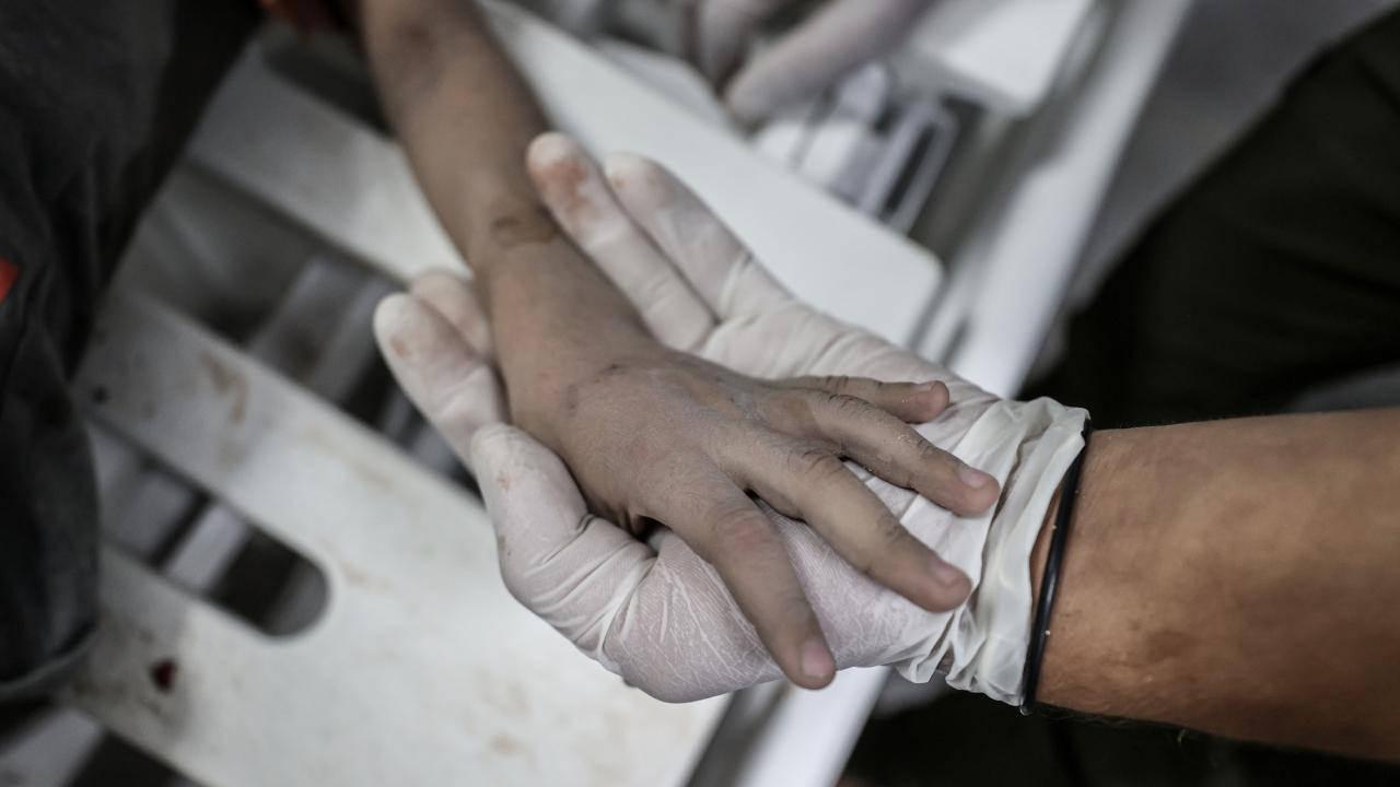 İsrail'in kuşattığı Şifa Hastanesi hizmet dışı kaldı! 'Bizi kurtarın yoksa öleceğiz'