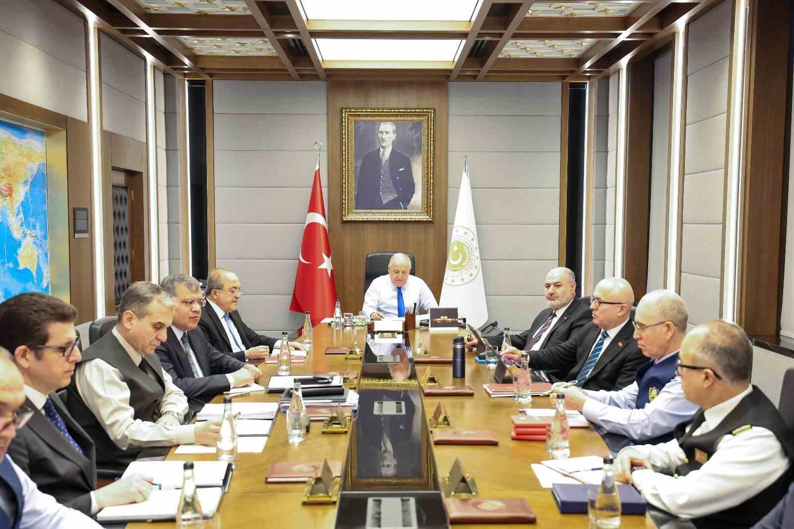 Bakan Güler, birlik komutanlarıyla birlikte telekonferans toplantısı gerçekleştirildi