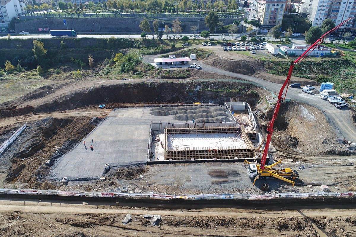 Akçaabat Yarı Olimpik Kapalı Yüzme Havuzu inşaatı hızla yükseliyor