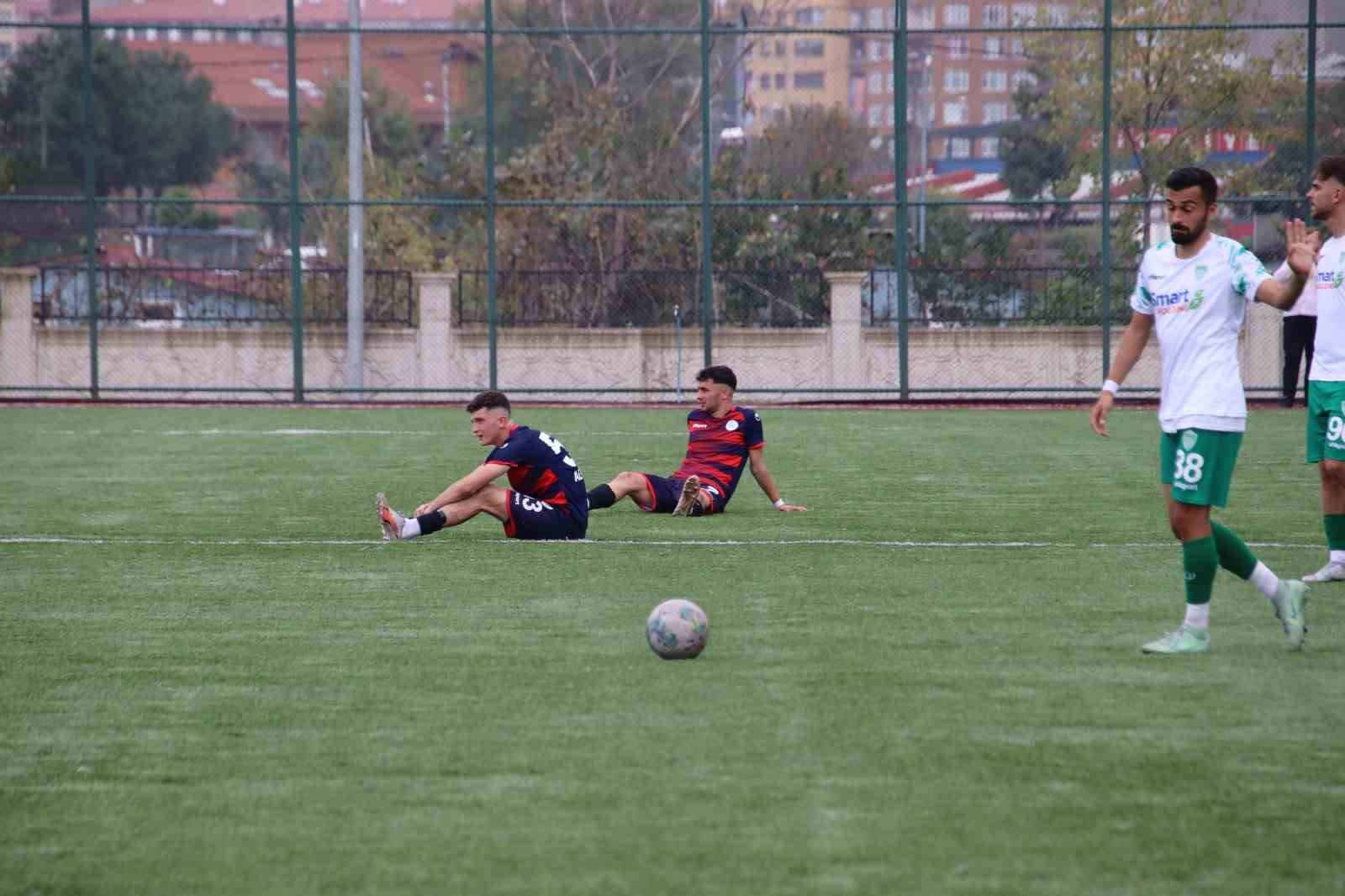 Hakemin kararını beğenmeyen futbolcular, maçı bırakıp oturma eylemi yaptı