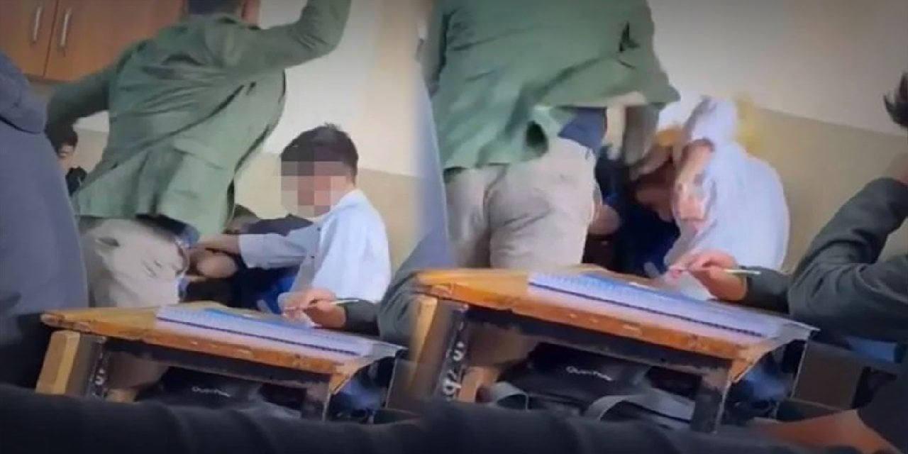 Kitapla öğrencisini döven öğretmeni hastanelik ettiler