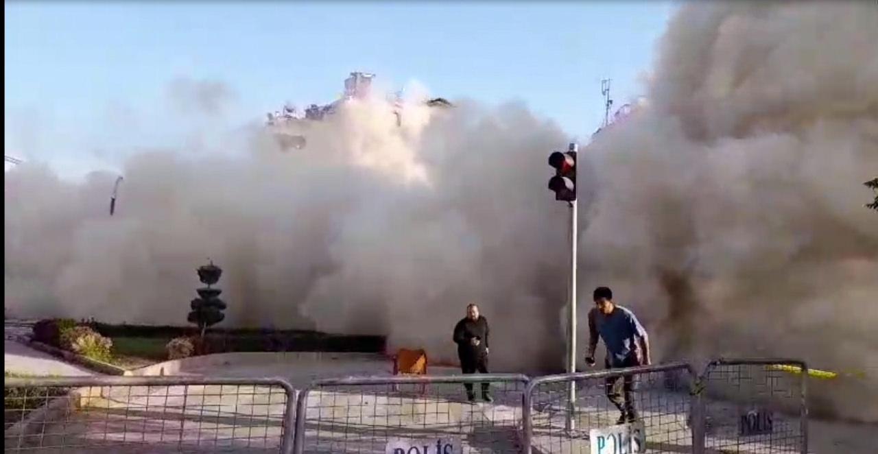 Kilis'te panik anları! Ağır hasarlı bina yıkım sırasında çöktü
