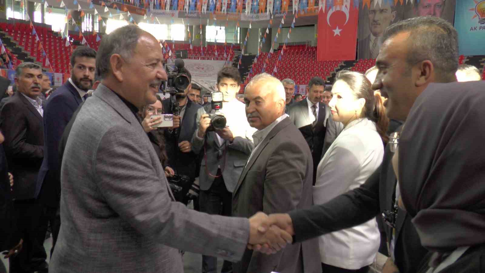 Bakan Özhaseki: “Muhalefette olan arkadaşlar, ‘AK Partililer bizi engelliyor’ diyorlar. Emin olun gülesim geliyor”