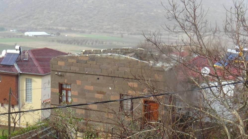 Kayseri'de 6 tonluk çatı şiddetli rüzgara dayanamadı