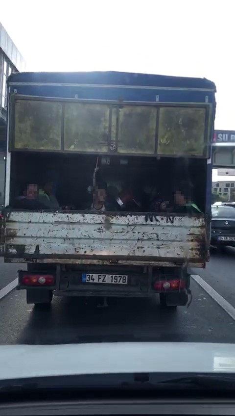 İBB işçisi kadınların kamyonet kasasında taşınması tepki çekti