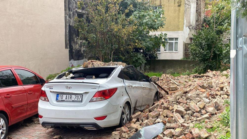 İstanbul'da iki katlı bir bina çöktü