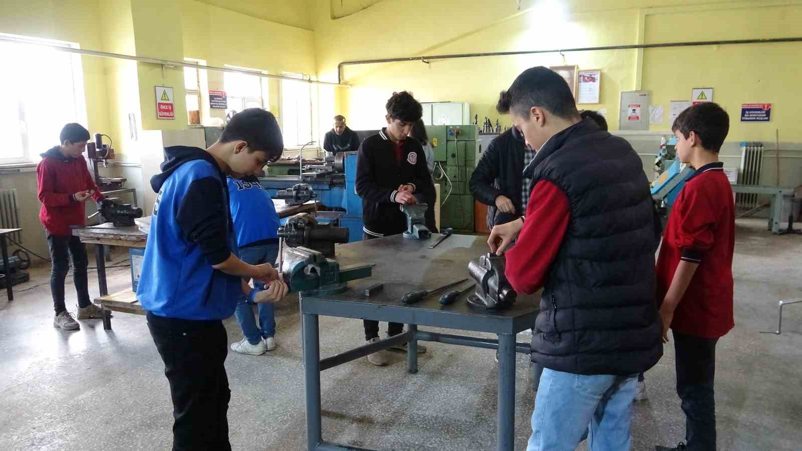 Bölgedeki okulların malzeme ihtiyacı Van’daki meslek lisesi tarafından karşılanıyor