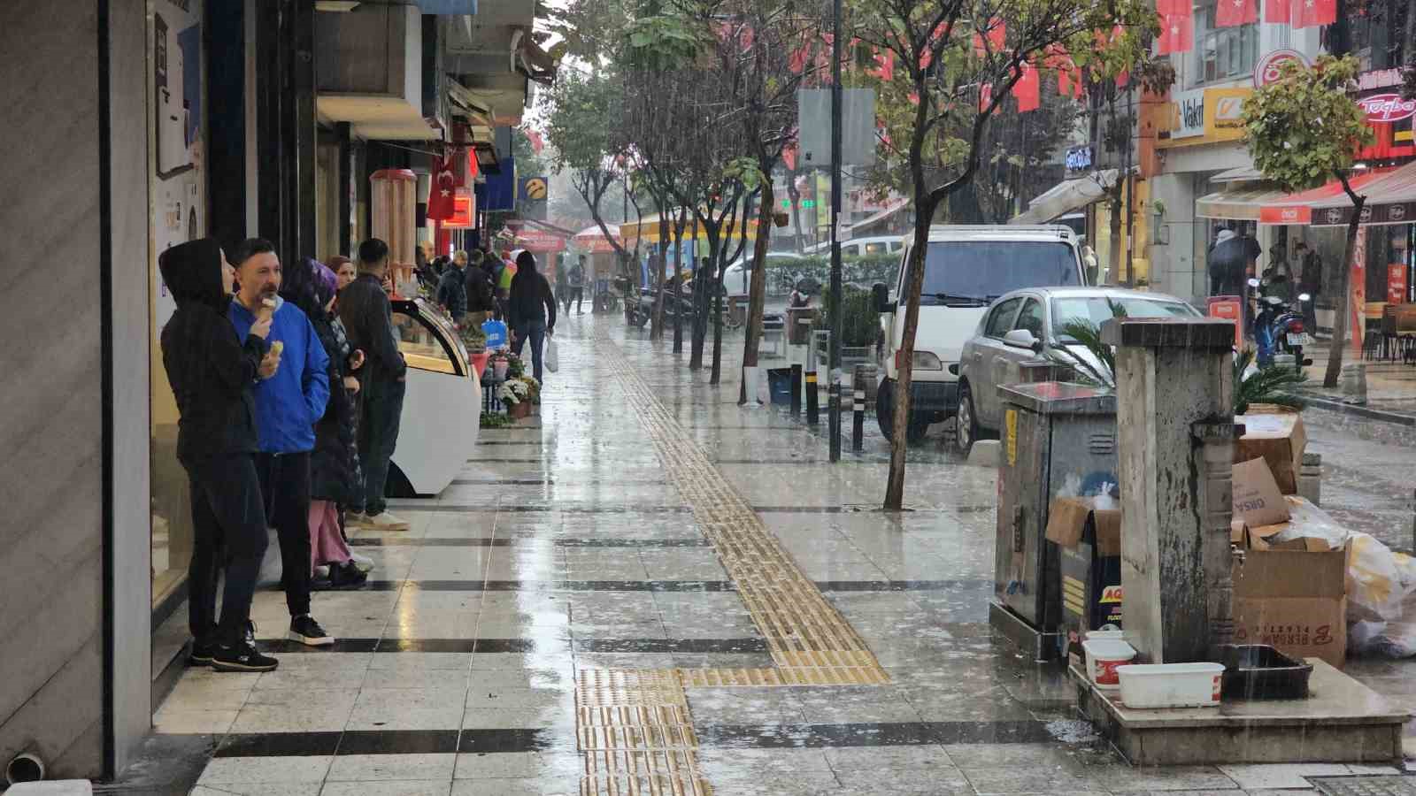 Bandırma’da şiddetli yağış hayatı olumsuz etkiledi