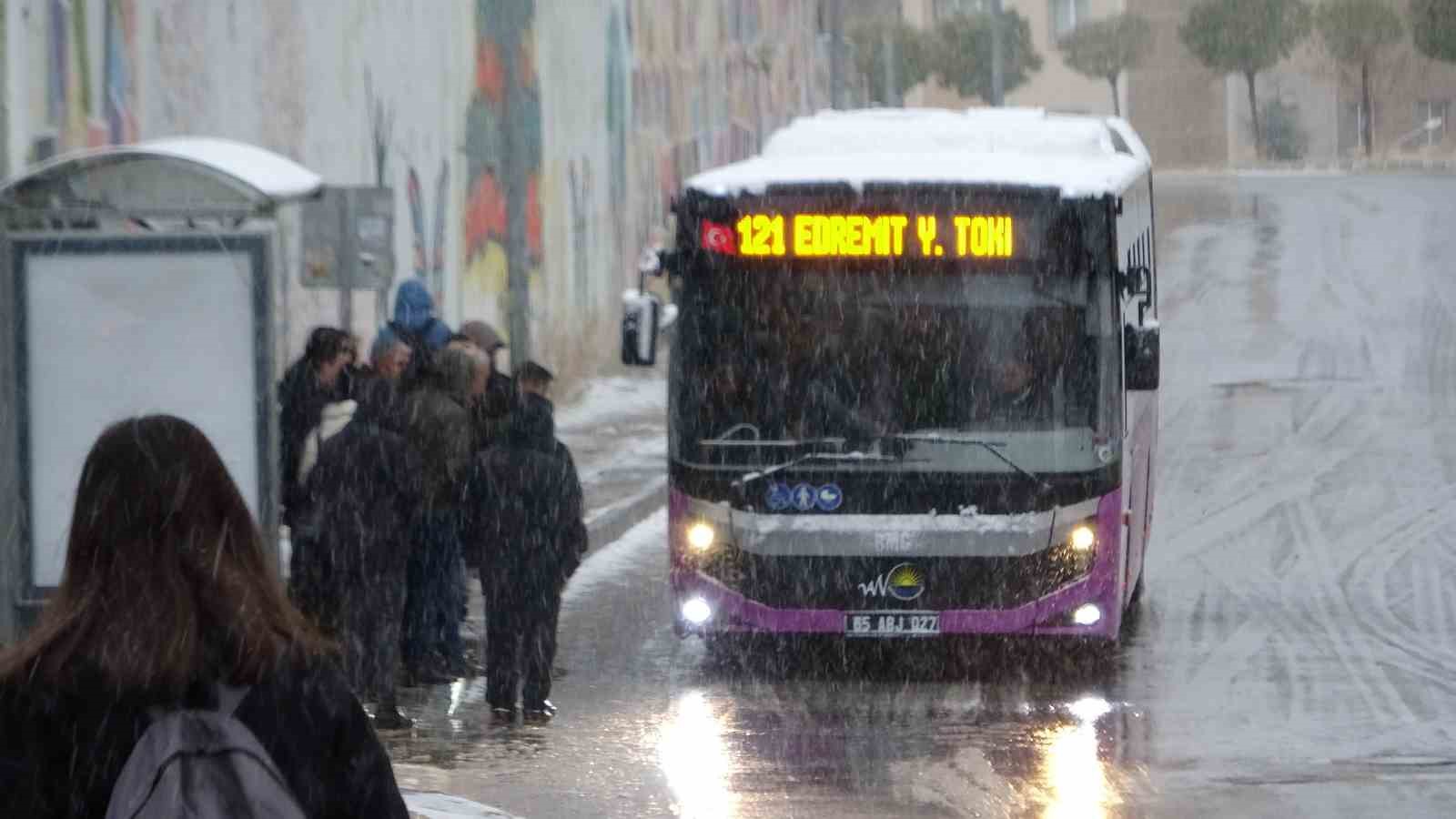 Van’da kar yağışı: 142 yol ulaşıma kapandı, uçaklar rötar yaptı