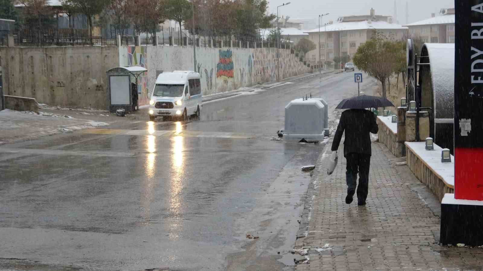 Van’da kar yağışı: 142 yol ulaşıma kapandı, uçaklar rötar yaptı