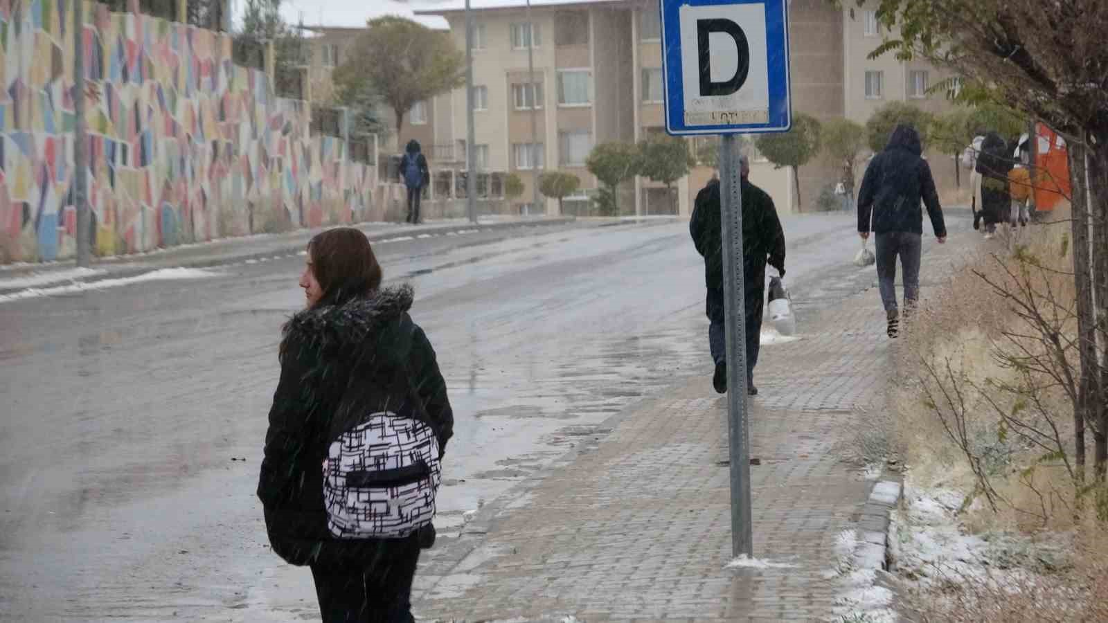 Van’da kar yağışı: 142 yol ulaşıma kapandı, uçaklar rötar yaptı