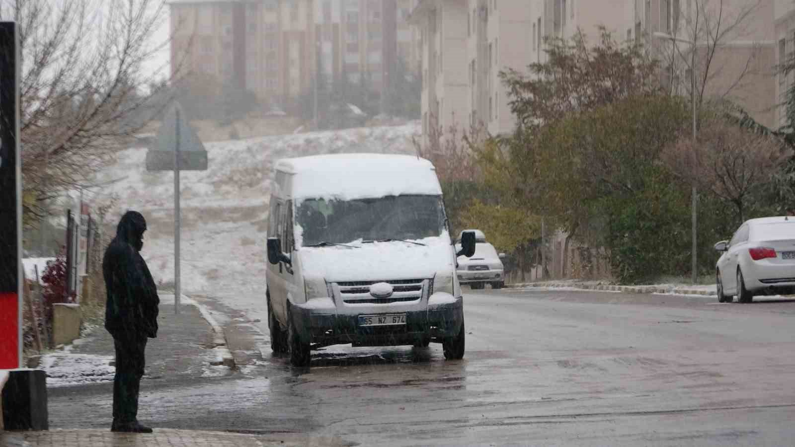 Van’da kar yağışı: 142 yol ulaşıma kapandı, uçaklar rötar yaptı