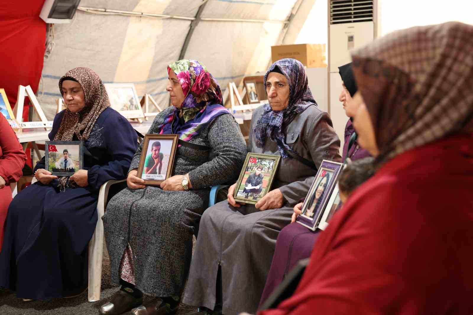Evlat nöbetindeki anne: “İsrail’in Gazze’ye yaptığı zulmü 40 yıldır HDP ve PKK bize yapıyor”