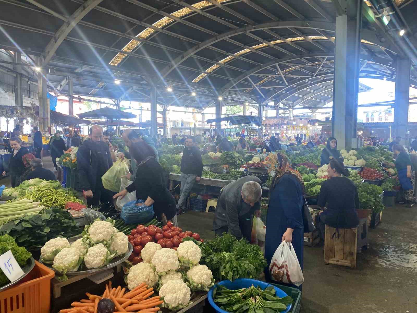 Halk pazarında alışveriş yoğunluğu sürüyor