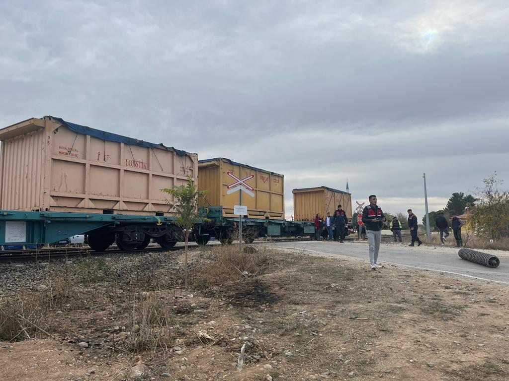 Afyonkarahisar'da feci kaza: Trenin çarptığı traktördeki kişi öldü!