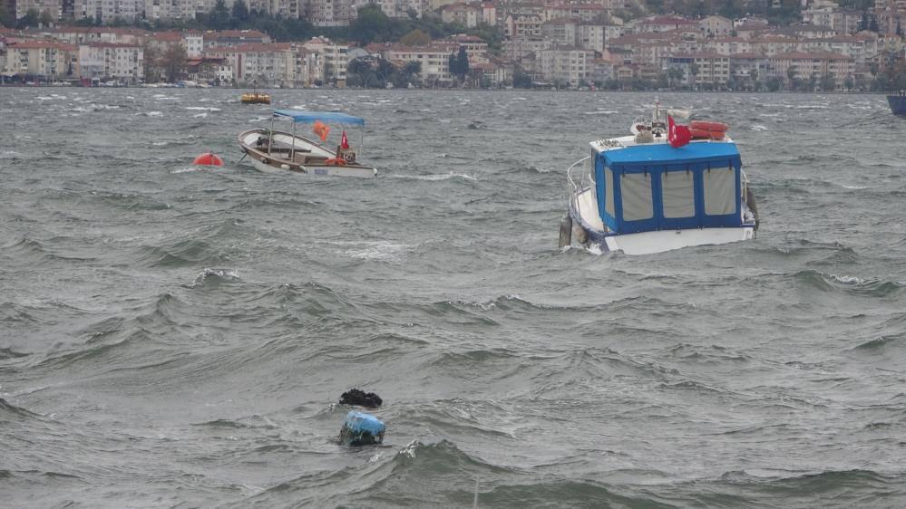 İzmit Körfezi'nde fırtına: 7 balıkçı teknesi battı