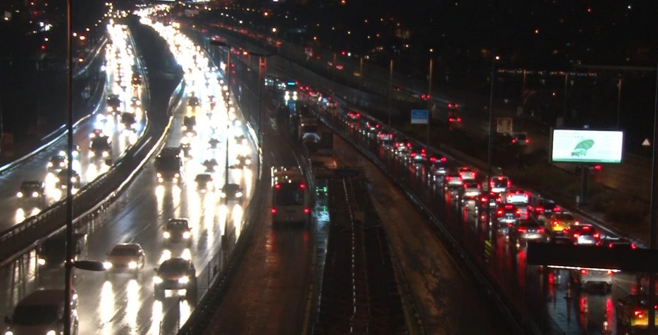 Son dakika: Beklenen yağış İstanbul'da başladı! Peş peşe uyarılar: Çok kuvvetli geliyor...