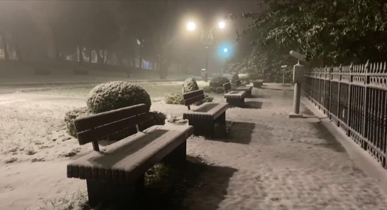İstanbul'da yılın ilk karı yağdı: Meteoroloji'den 45 il için 'sarı ve turuncu' kodlu uyarı