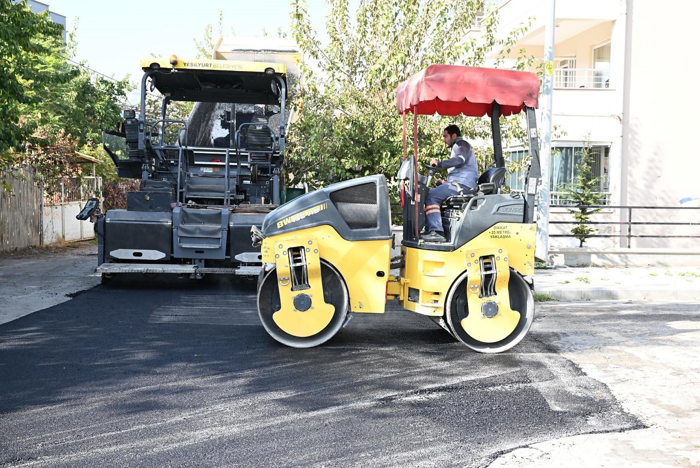 Yeşilyurt’ta yol çalışmaları sürüyor