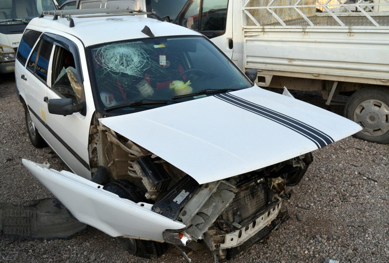 Aksaray'da lastiği patlayan otomobil bariyerlere çarptı: 6 yaralı
