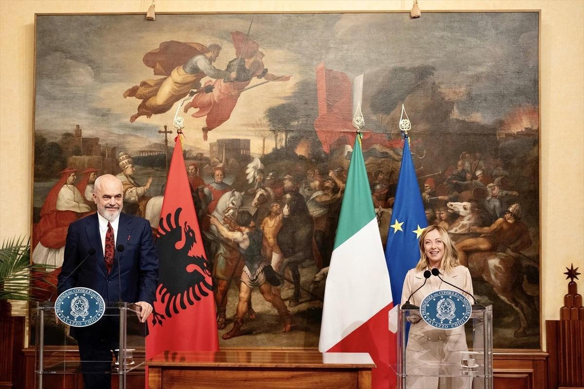 Arnavutluk'ta İtalya idaresinde göçmen merkezleri kuralacak