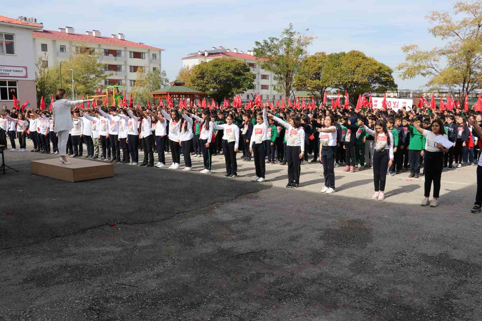 Türkiye’nin en kalabalık öğrenci korosundan oratoryo gösterisi