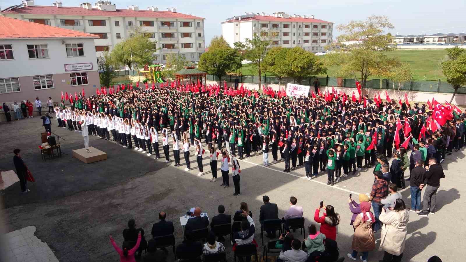 Türkiye’nin en kalabalık öğrenci korosundan oratoryo gösterisi