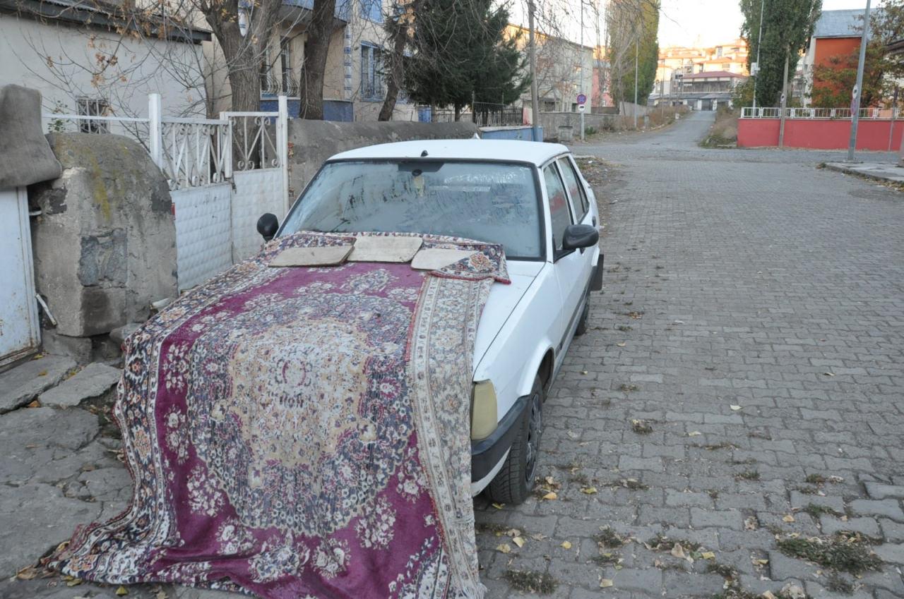 Kars'ta sıcaklıklar düşünce araçlar battaniye ile örtüldü