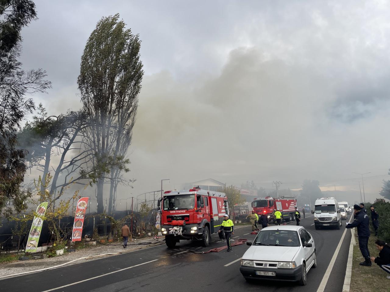 İzmir'de yangın faciası: Bir restoran kullanılmaz hale geldi