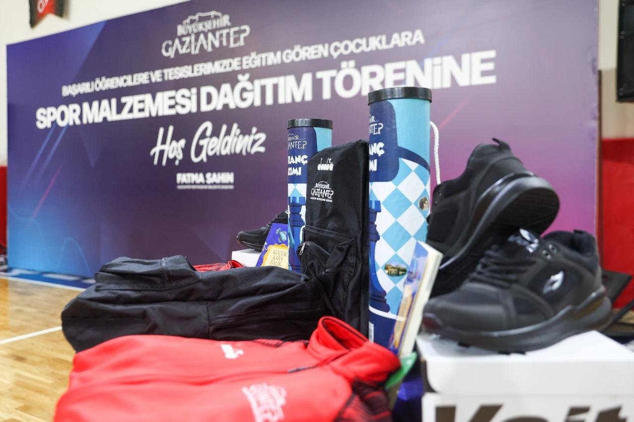 Gaziantep’te 3 bin 500 başarılı öğrenciye spor seti dağıtıldı