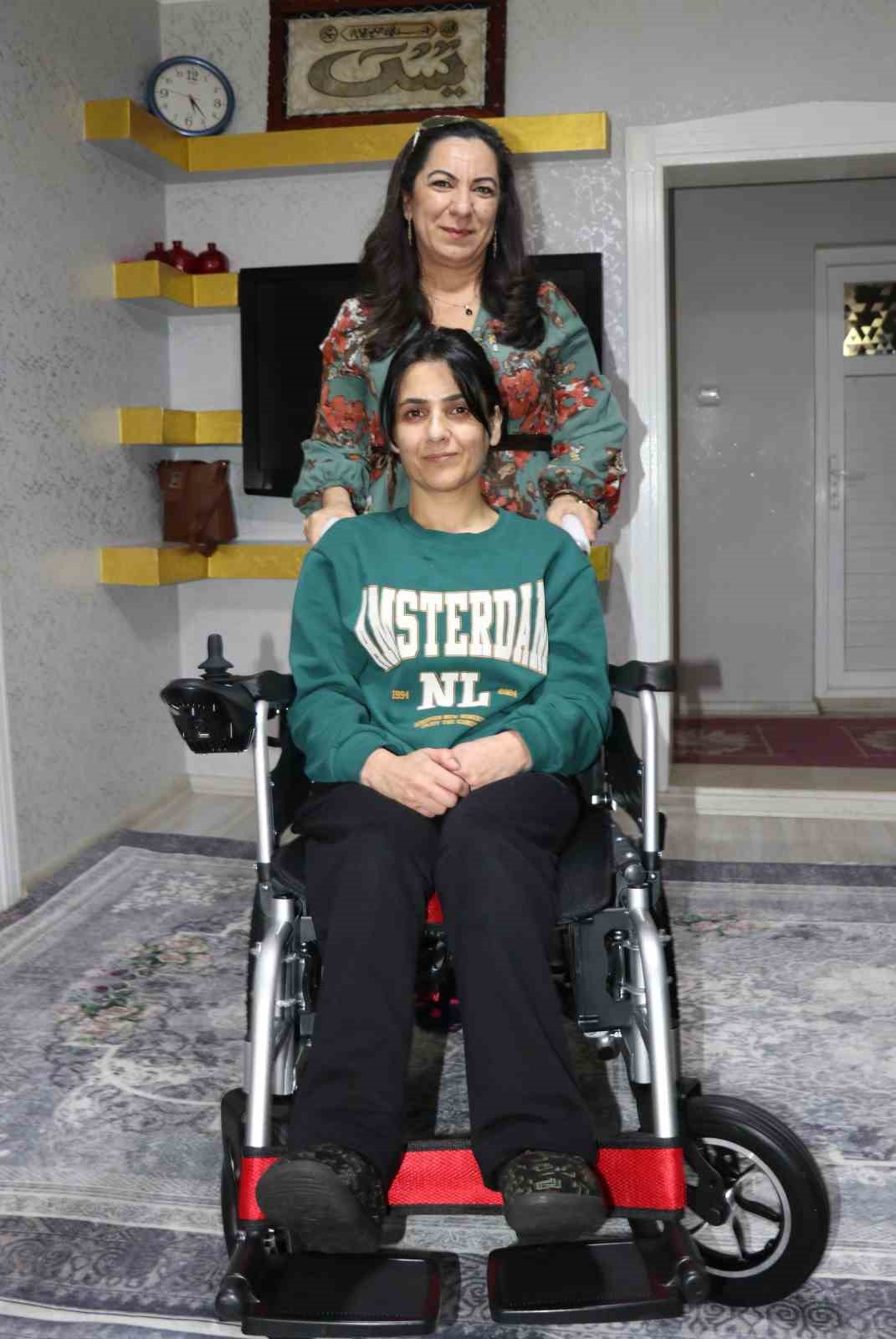 Engelli kadın akülü tekerlekli sandalyesine kavuştu