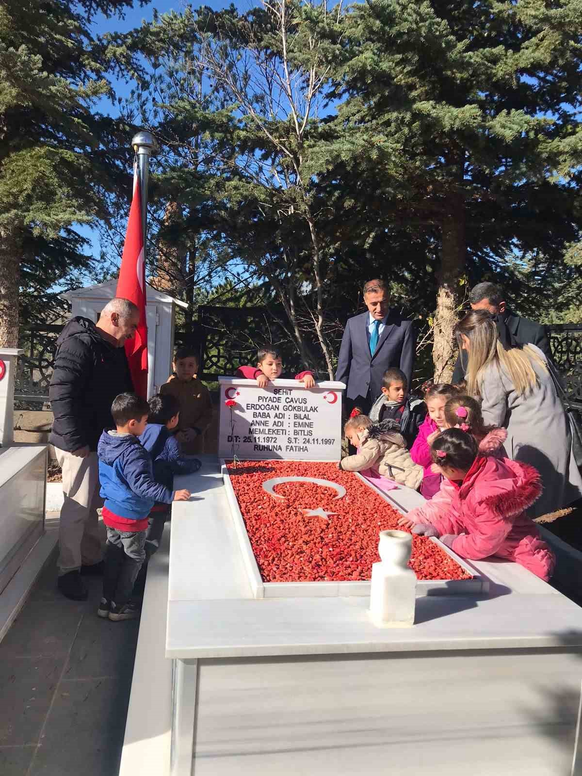 Minik öğrenciler okullarına ismi verilen şehidi vefat yıl dönümünde andı