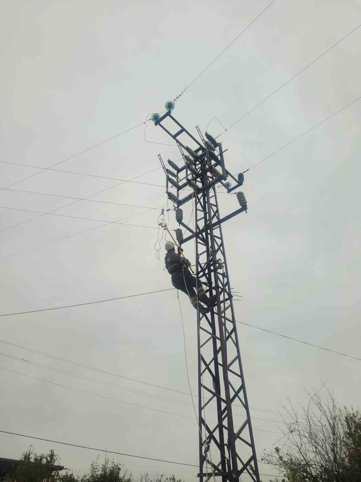 Başkent EDAŞ, fırtınanın enerji hatlarına zarar verdiği Zonguldak’ta çalışmalarını sürdürdü