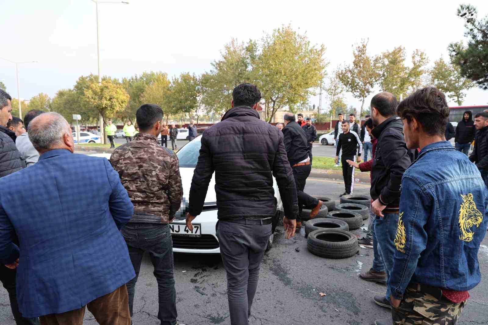 Diyarbakır’da seyir halindeki otomobilin tekerine çarpan otomobil takla attı: 1 yaralı