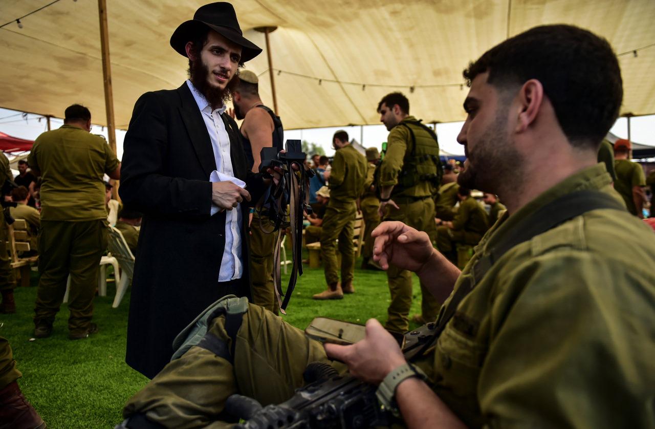 Ultra Ortodoks Harediler, İsrailli askerlere tefilin giydirip dua okuttu
